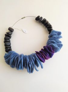 Collier en feutre et en bois