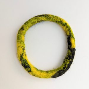Bracelet en laine jaune et noir en laine feutrée